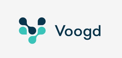 Logo van Voogd & Voogd tegen een witte achtergrond.