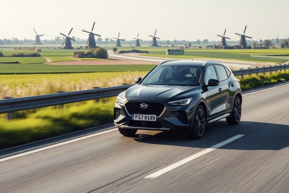 SUV in het Nederlandse platteland met windmolens