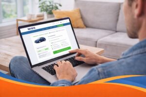 Een klant sluit online een NH1816 autoverzekering af op een laptop.