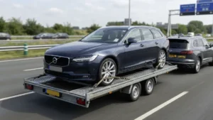Geïmporteerde auto op een aanhanger klaar om op chassisnummer te verzekeren zonder kenteken.